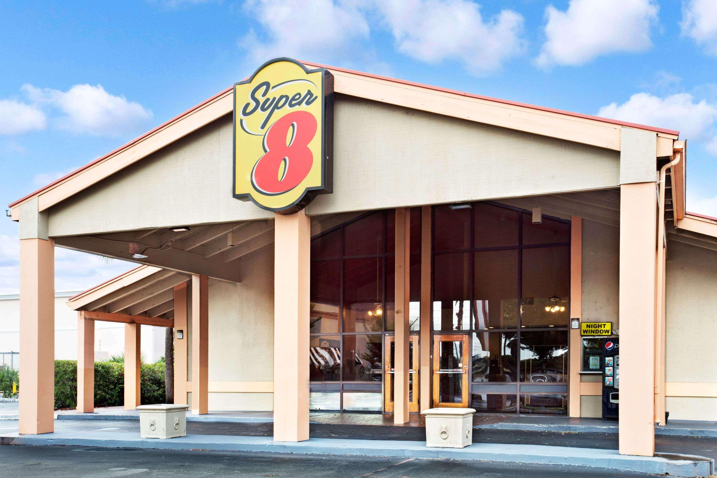 Super 8 by Wyndham Kissimmee/Maingate/Orlando Area Hotel Celebration Bagian luar foto