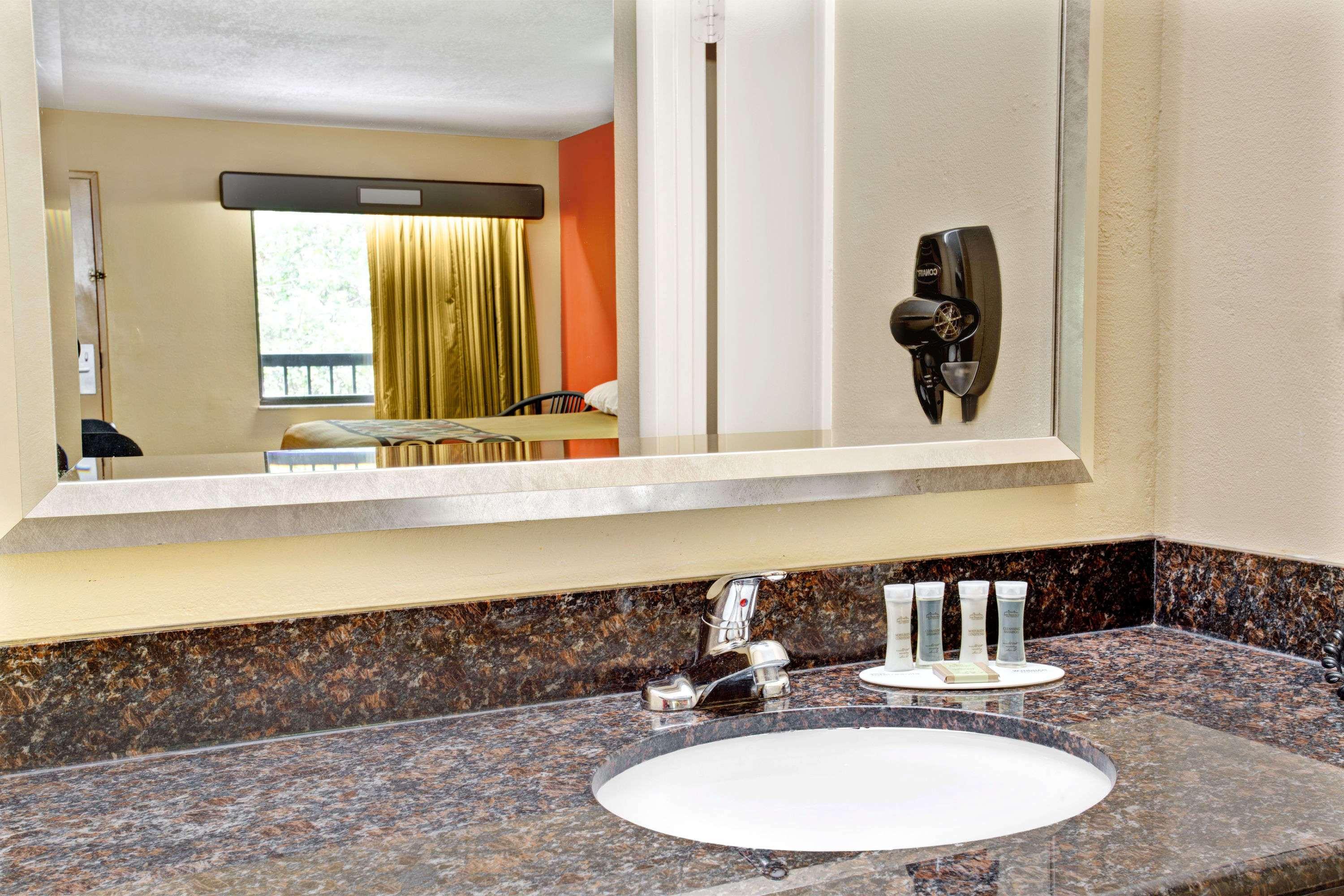 Super 8 by Wyndham Kissimmee/Maingate/Orlando Area Hotel Celebration Bagian luar foto