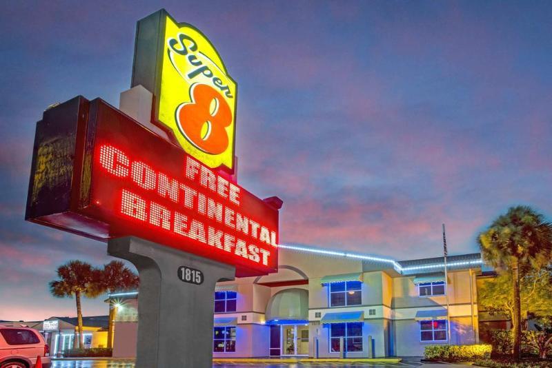 Super 8 by Wyndham Kissimmee/Maingate/Orlando Area Hotel Celebration Bagian luar foto