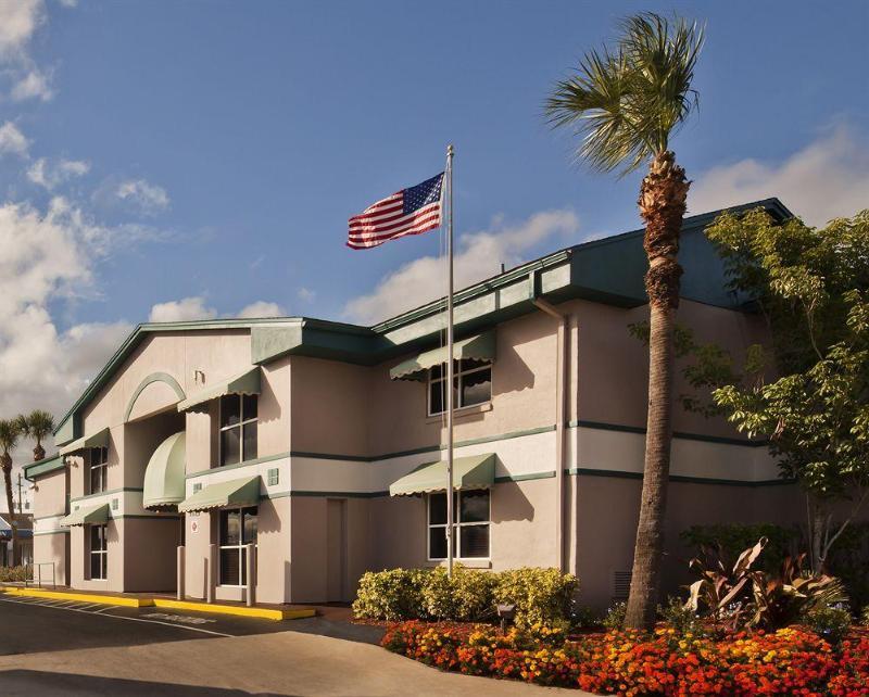 Super 8 by Wyndham Kissimmee/Maingate/Orlando Area Hotel Celebration Bagian luar foto