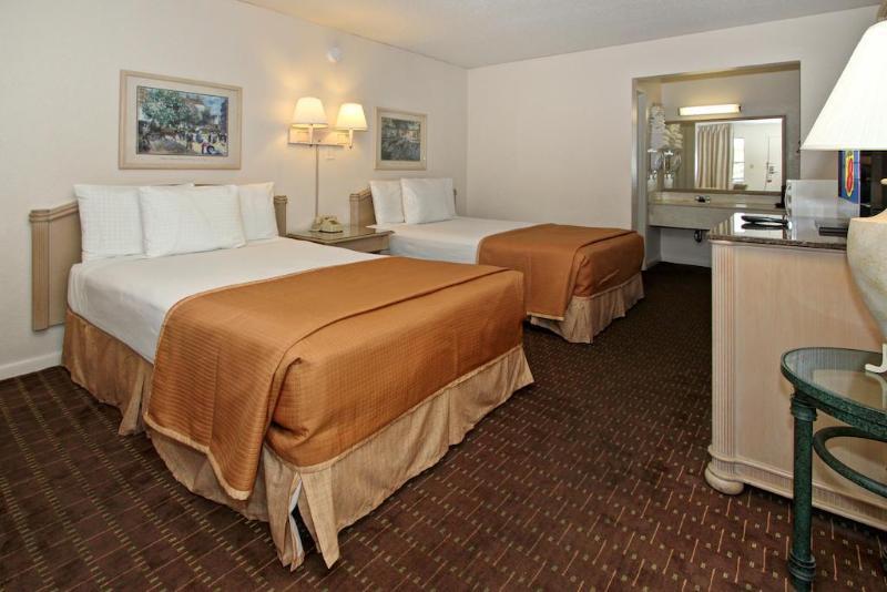 Super 8 by Wyndham Kissimmee/Maingate/Orlando Area Hotel Celebration Bagian luar foto