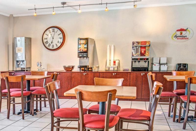 Super 8 by Wyndham Kissimmee/Maingate/Orlando Area Hotel Celebration Bagian luar foto