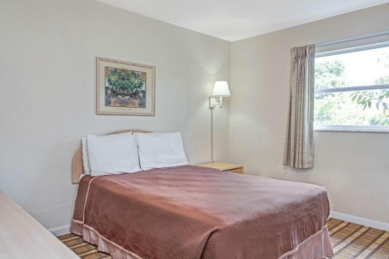 Super 8 by Wyndham Kissimmee/Maingate/Orlando Area Hotel Celebration Bagian luar foto
