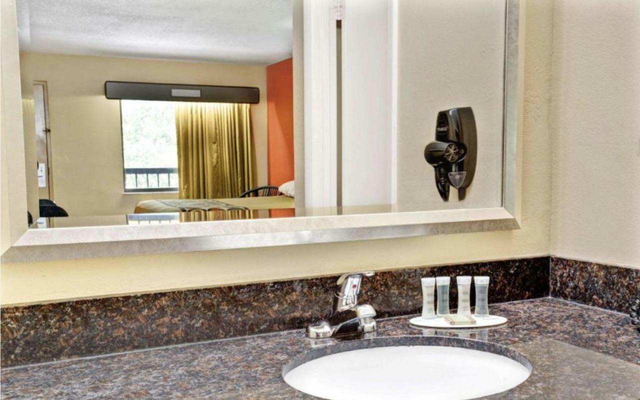 Super 8 by Wyndham Kissimmee/Maingate/Orlando Area Hotel Celebration Bagian luar foto